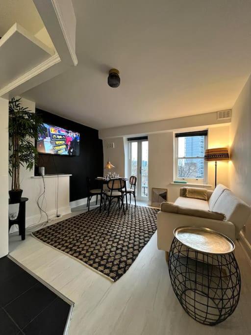 Apartment Stylish Urban Retreat In
